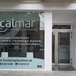 Es una fachada con una cristalera grade donde pone el nombre de la clinica